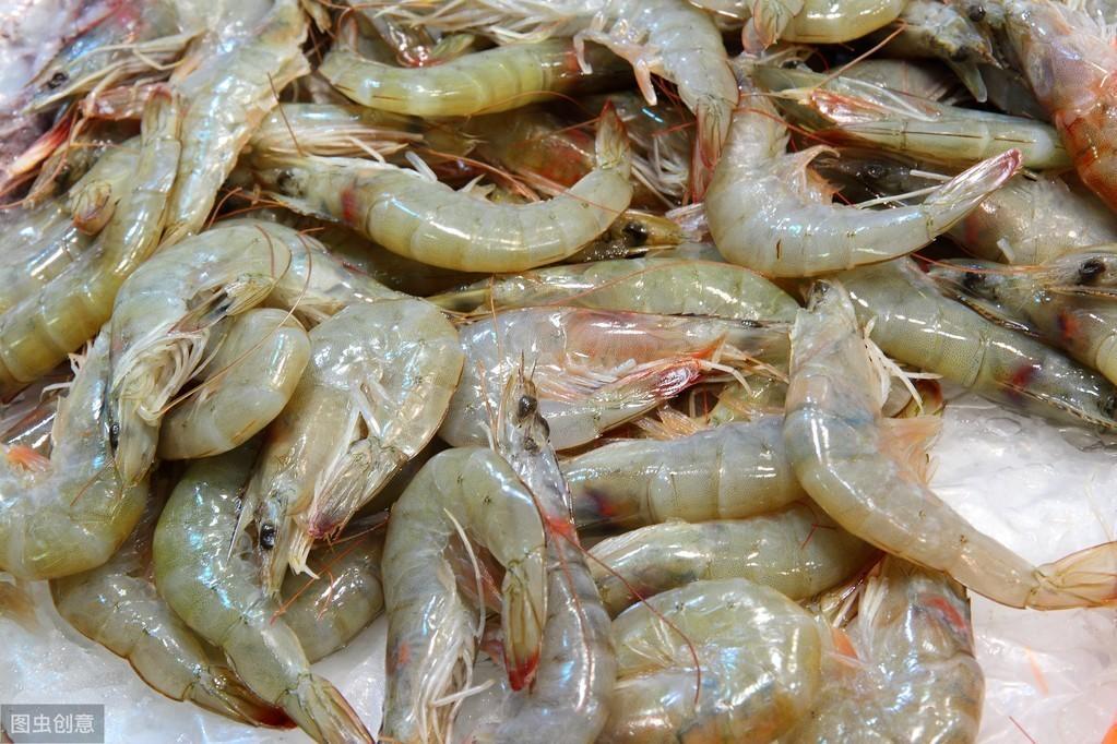 基围虾怎么保存新鲜，鱼贩教你1招，冻1年吃起来还鲜活
