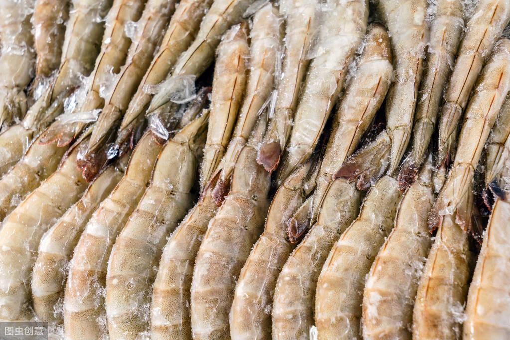 基围虾怎么保存新鲜，鱼贩教你1招，冻1年吃起来还鲜活