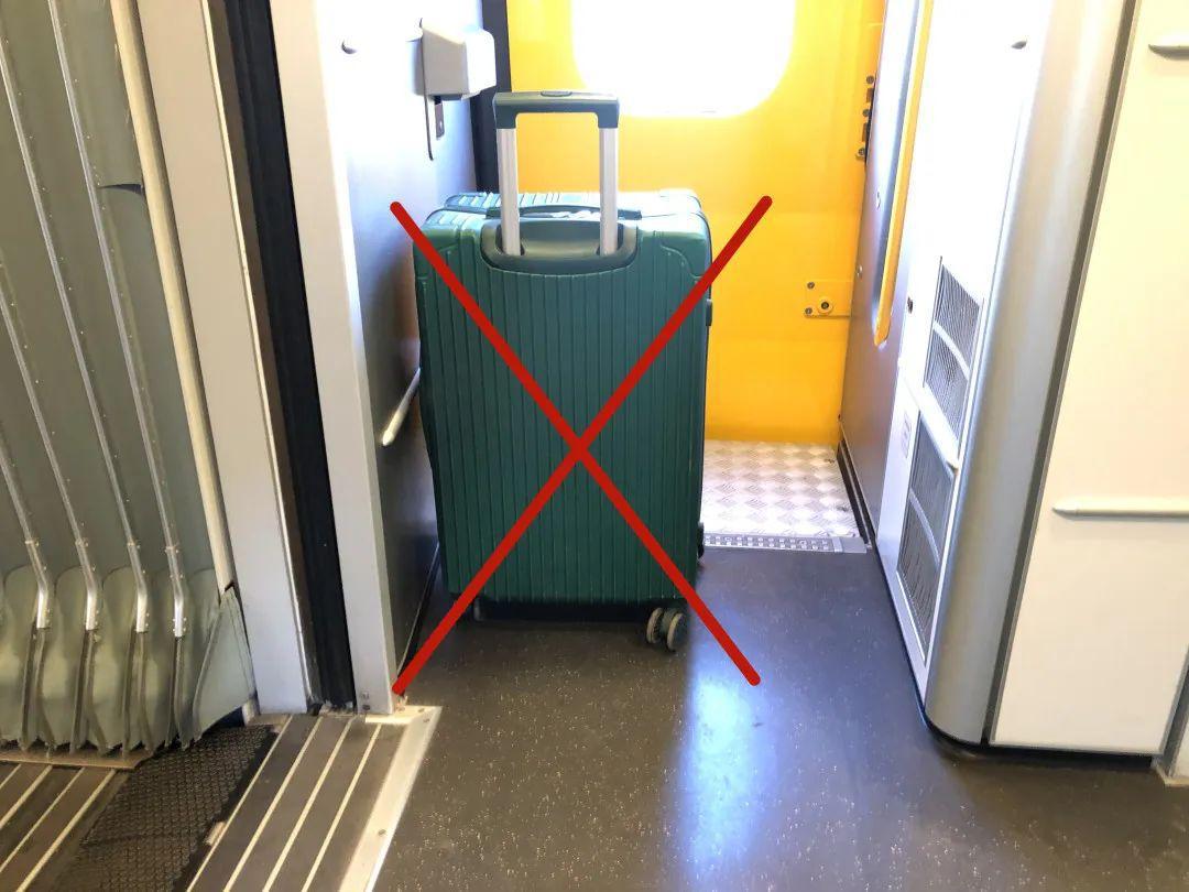 高铁二等座大件行李存放处图（高铁有专门放行李的地方吗）